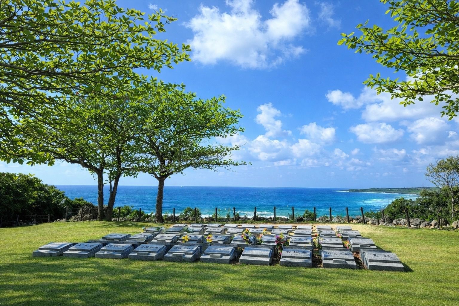 海を望む沖縄清明の丘墓地公園