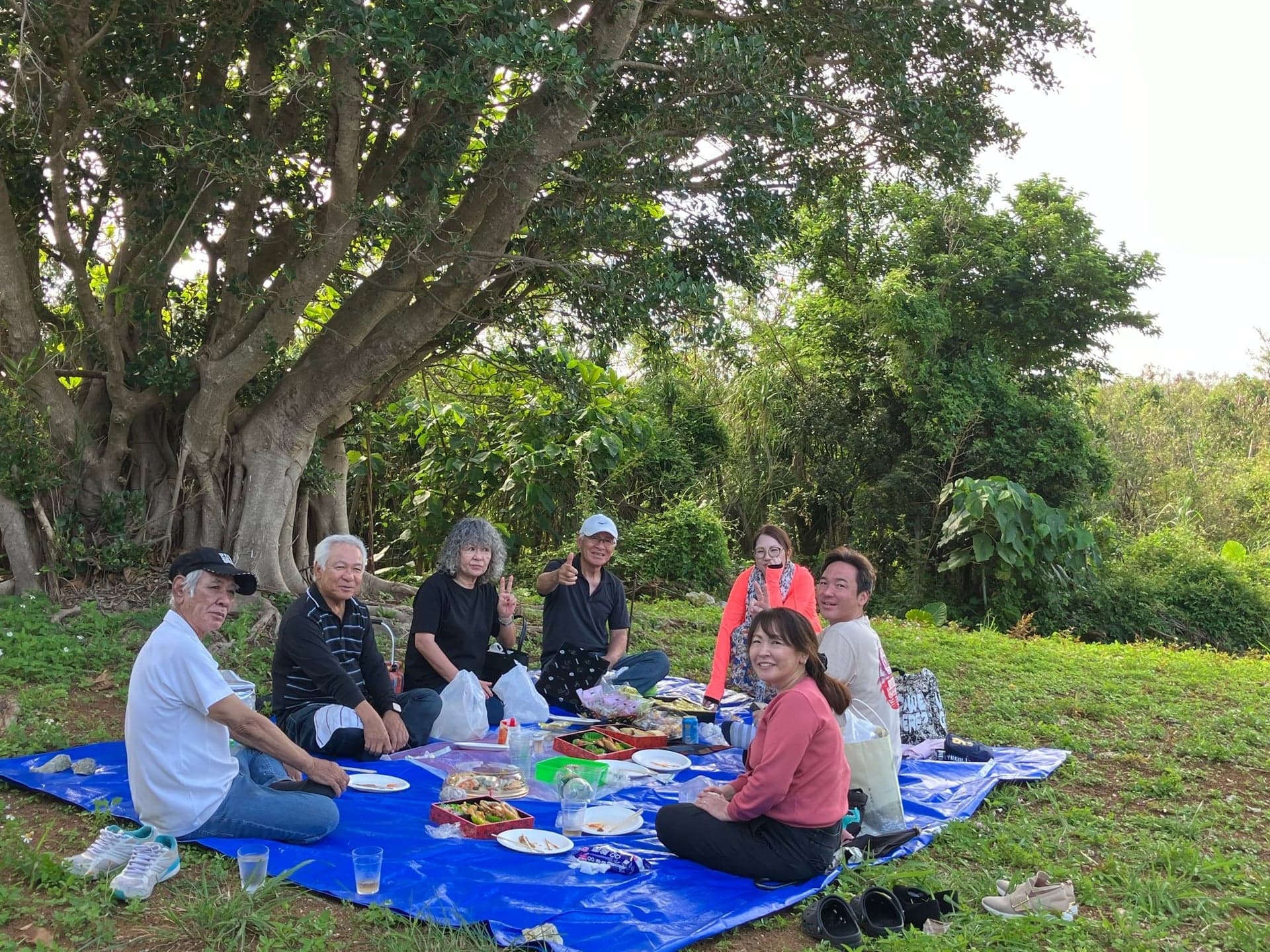 清明祭 — テントの下で親族が集う