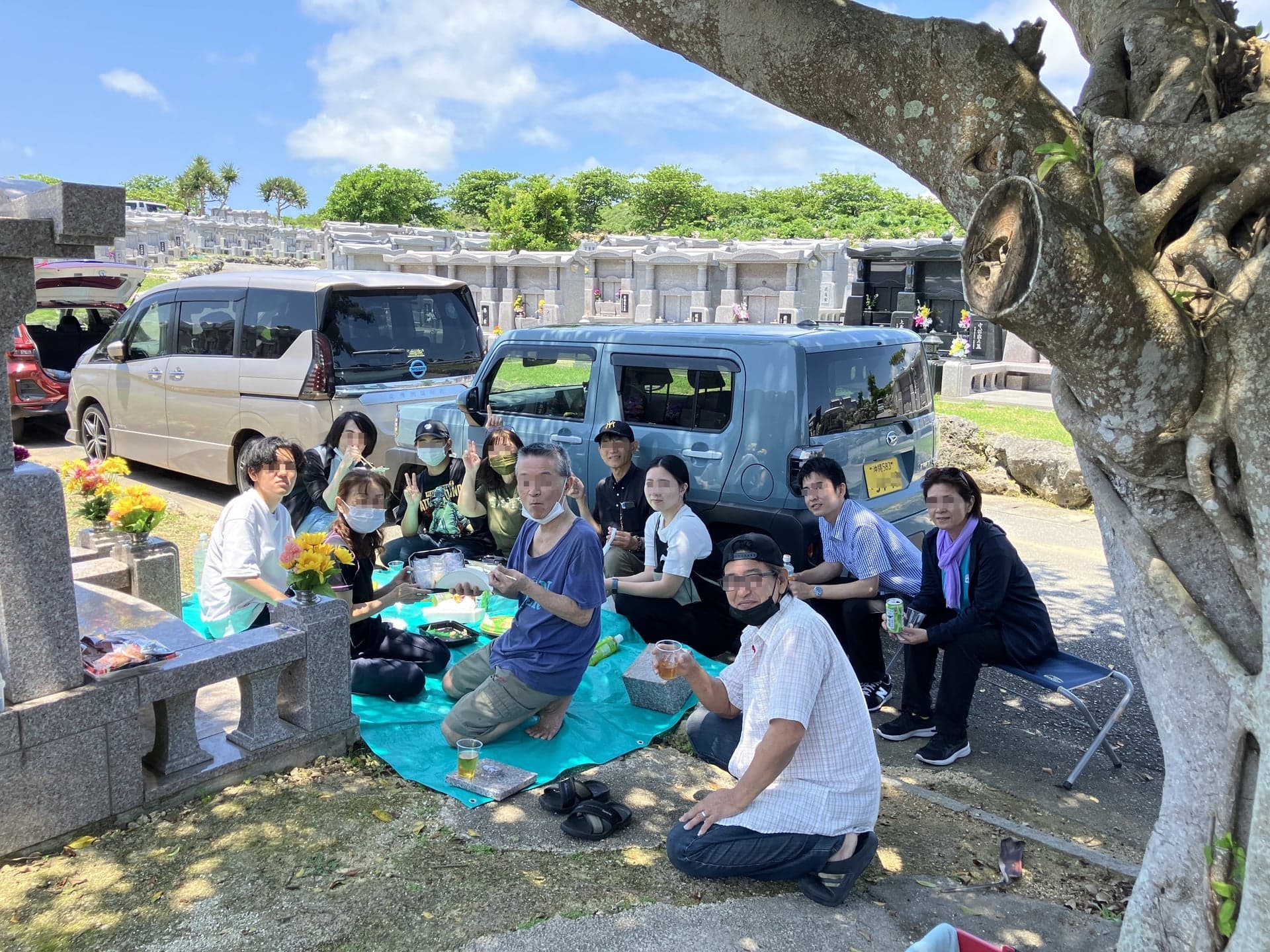 シーミーに家族が集まる風景