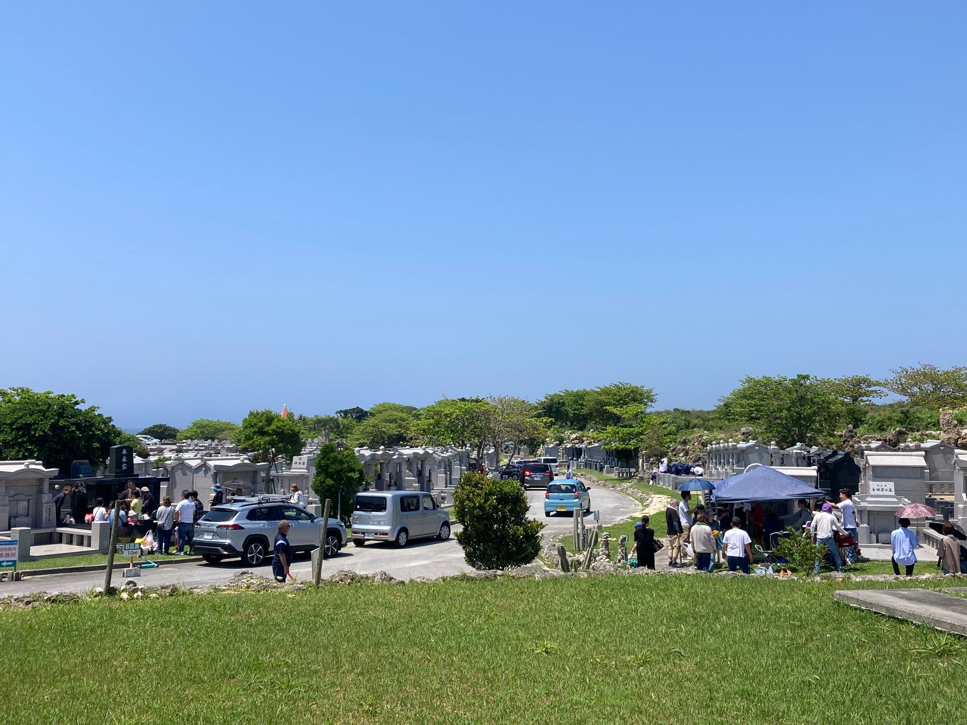 シーミー当日の園内風景。お墓の側まで車を停められる